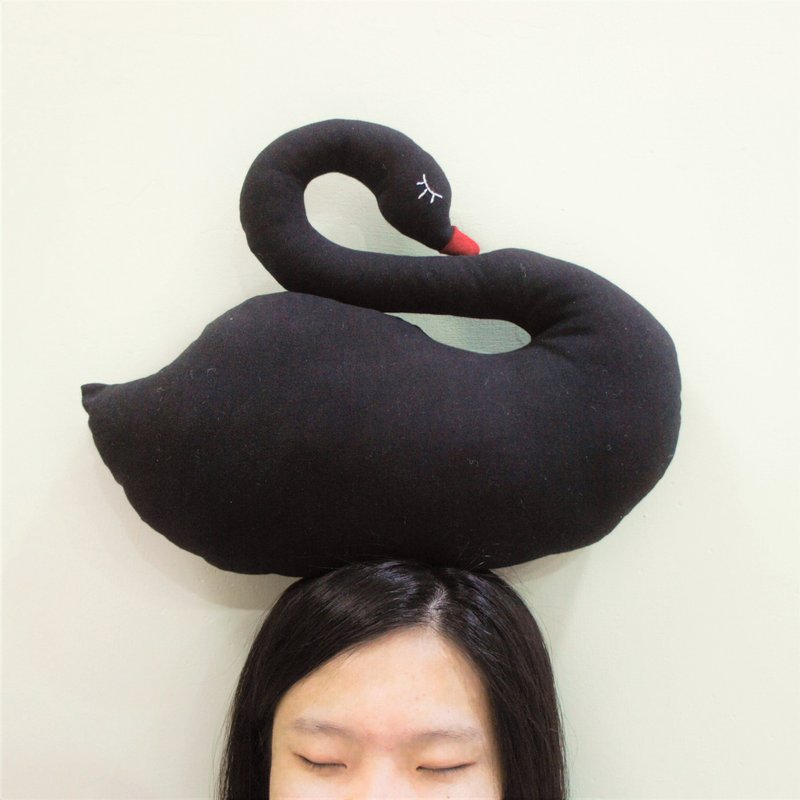 S,HU - (礼物推荐)疗愈沉睡黑天鹅抱枕 - 枕头/抱枕 - 棉．麻 黑色