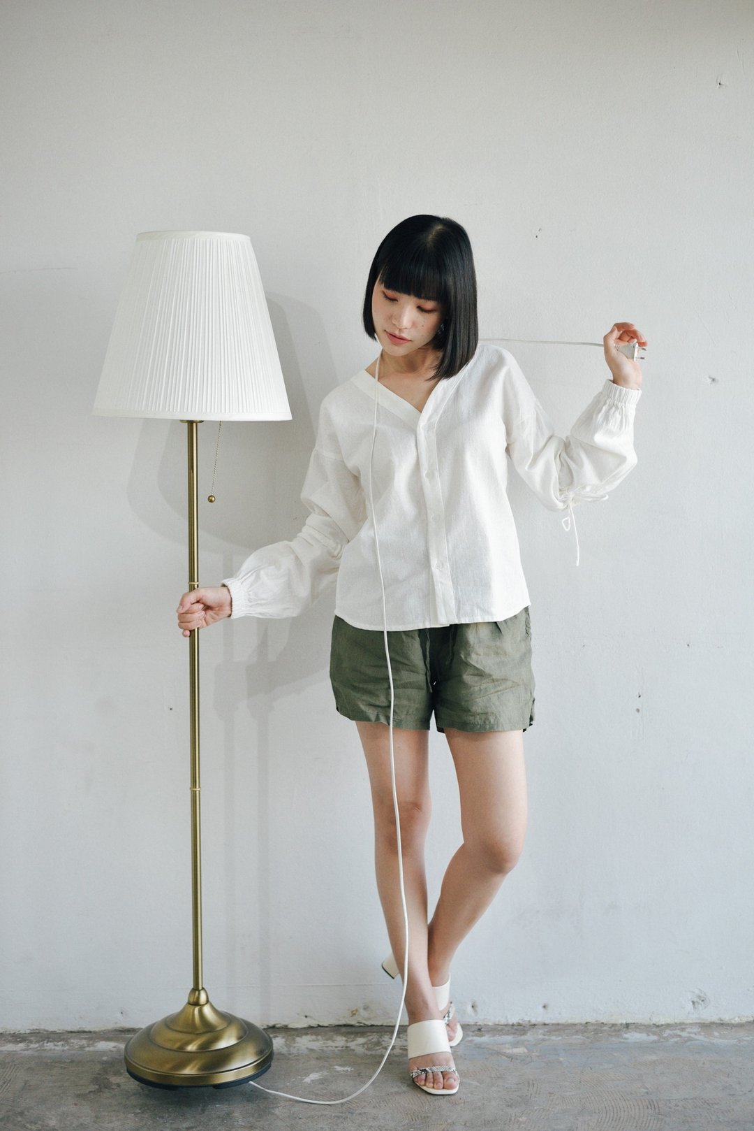 V-neck Cotton shirt - white color - 女装衬衫 - 棉．麻 白色