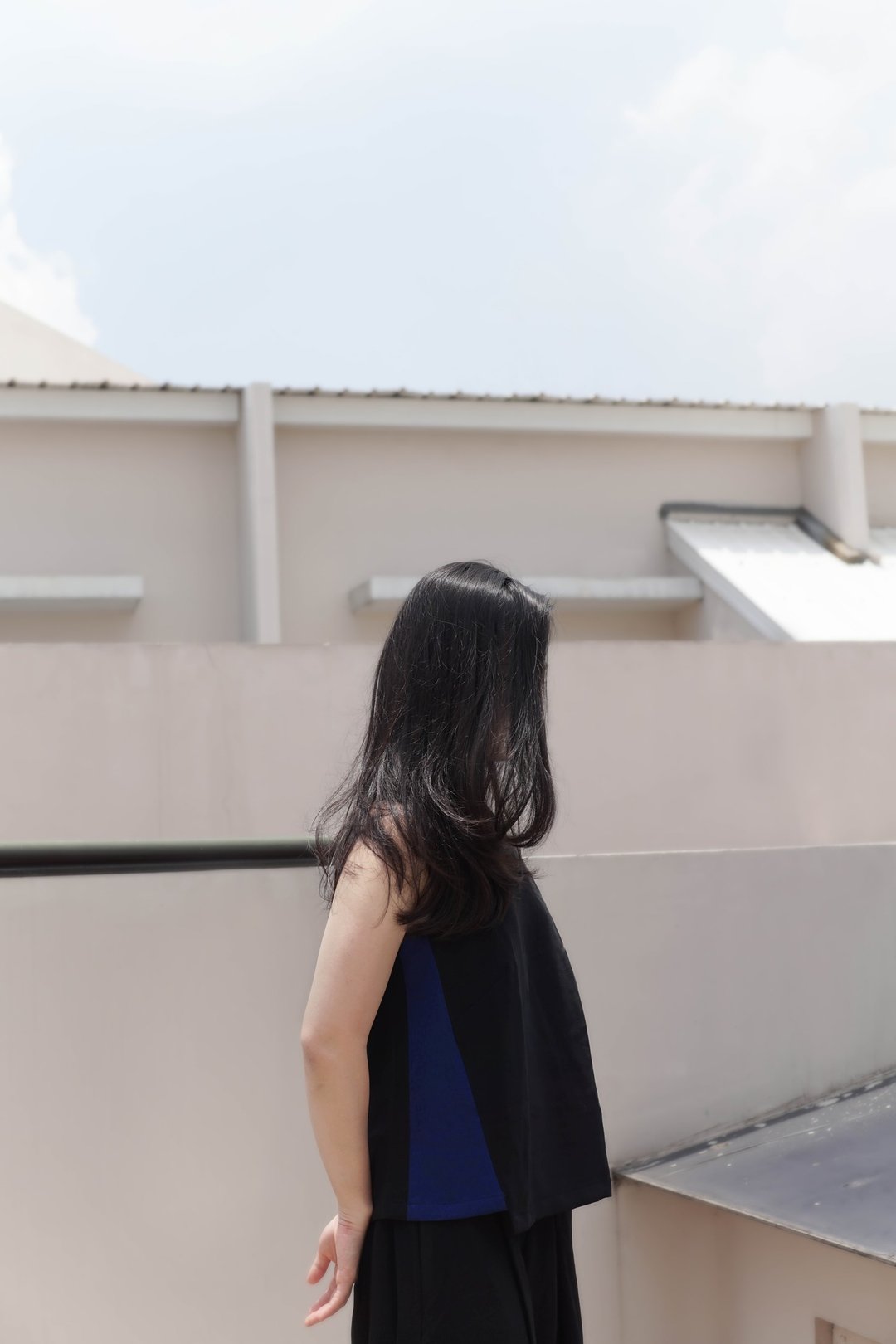 Black Sleeveless Top with Blue Side Pannel - 女装上衣 - 其他材质 黑色