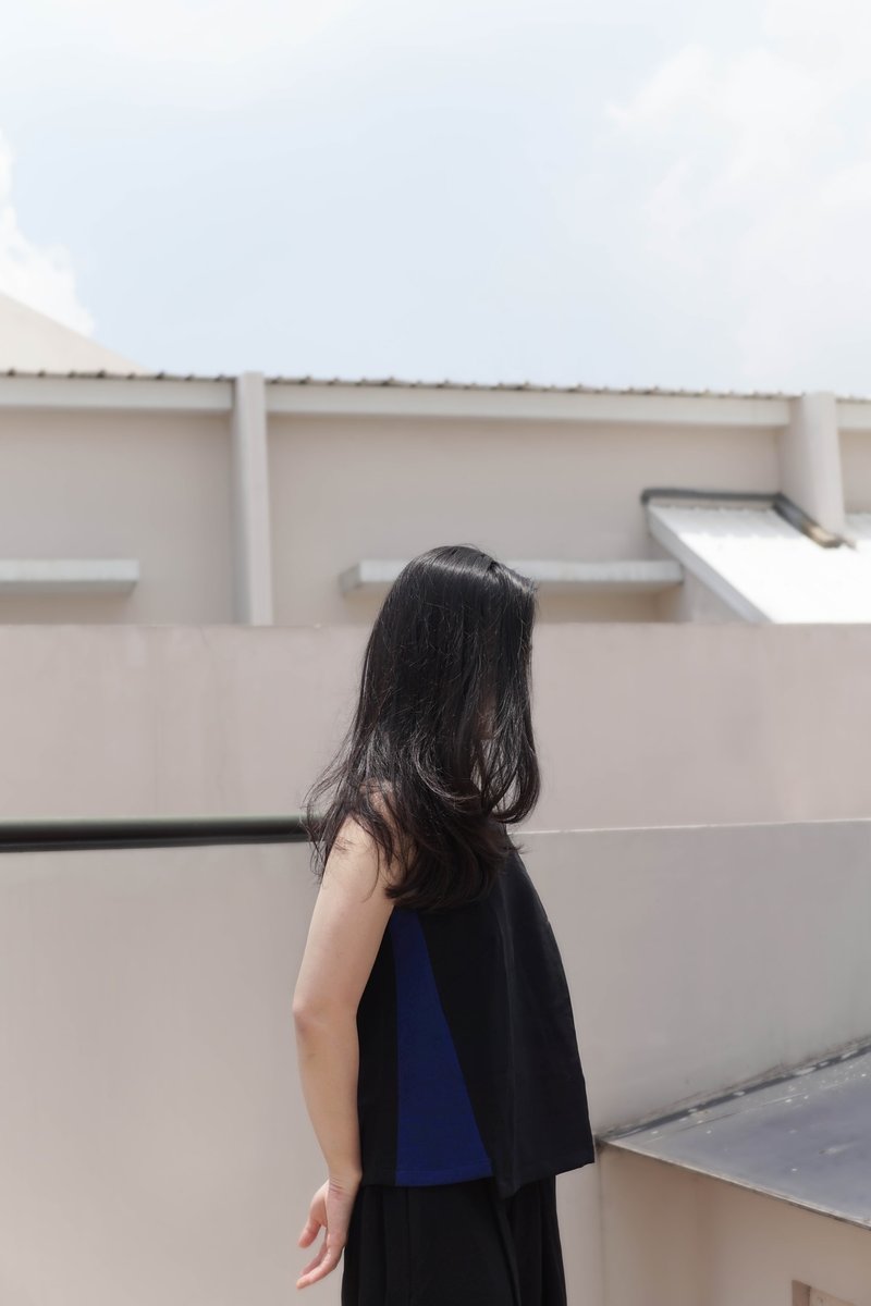 Black Sleeveless Top with Blue Side Pannel - 女装上衣 - 其他材质 黑色