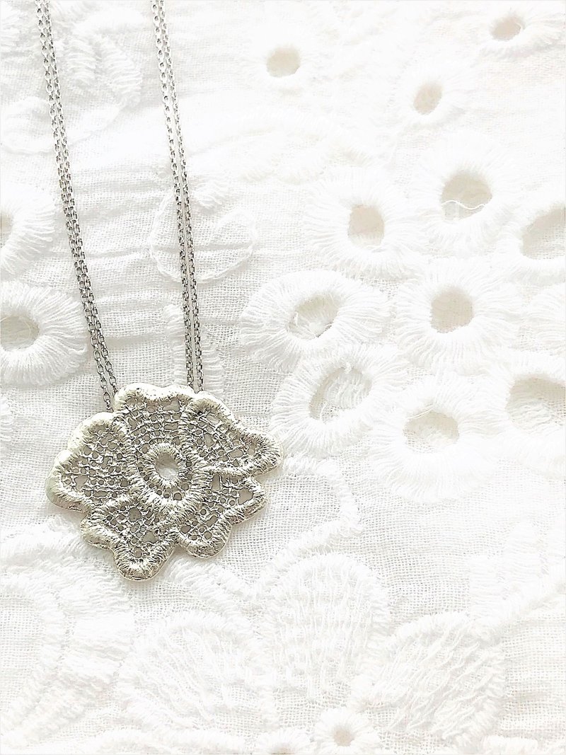 手作银饰-纯银蕾丝吊坠 - 项链 - 纯银 银色