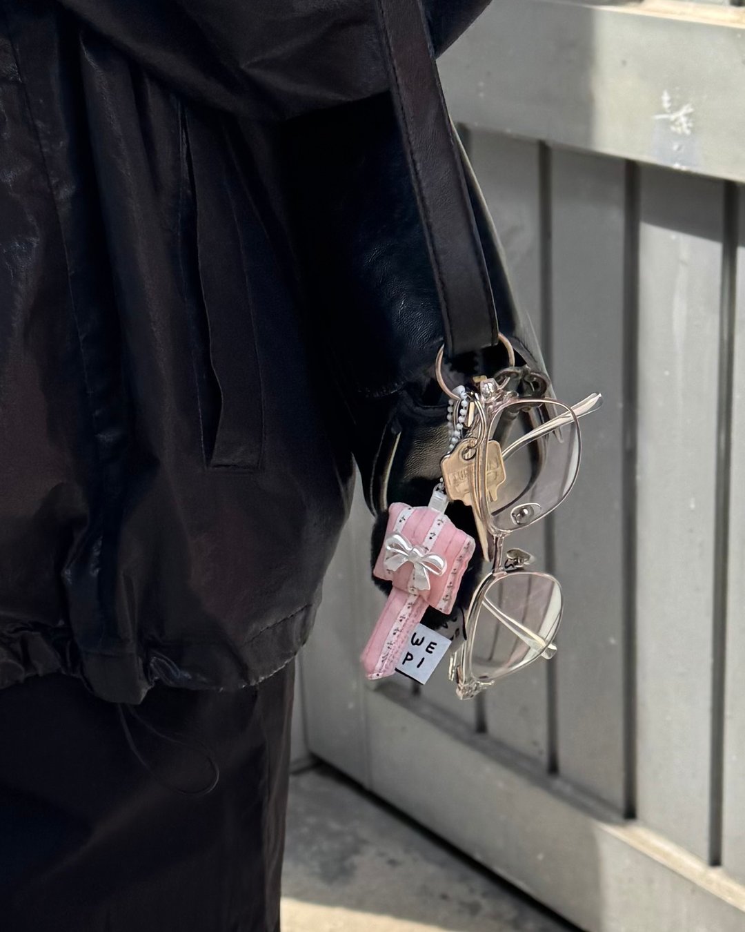 Flufy key - pink / 手工迷你钥匙圈娃娃 赠礼 吊饰 缩小模型 - 钥匙链/钥匙包 - 其他材质 粉红色