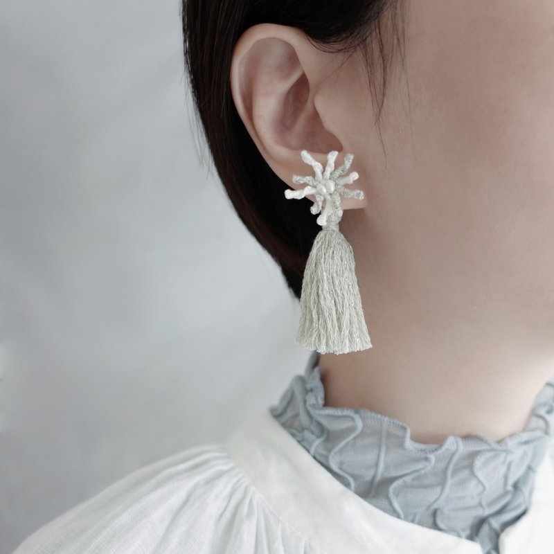 珊瑚花流苏│珍珠微光・手工刺绣耳环 - 耳环/耳夹 - 绣线 白色