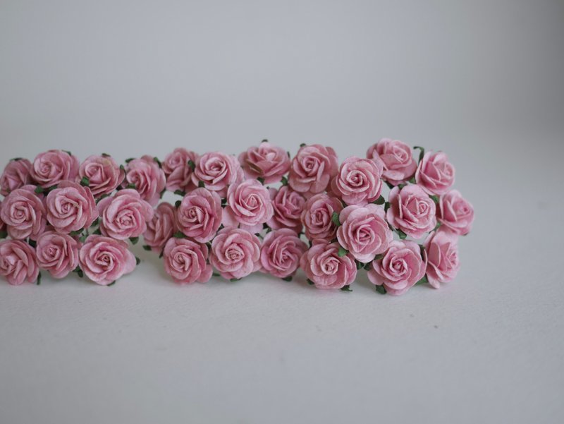 纸花，50 朵，DIY 用品，小玫瑰尺寸 2 厘米，中粉红色。 - 其他 - 纸 粉红色