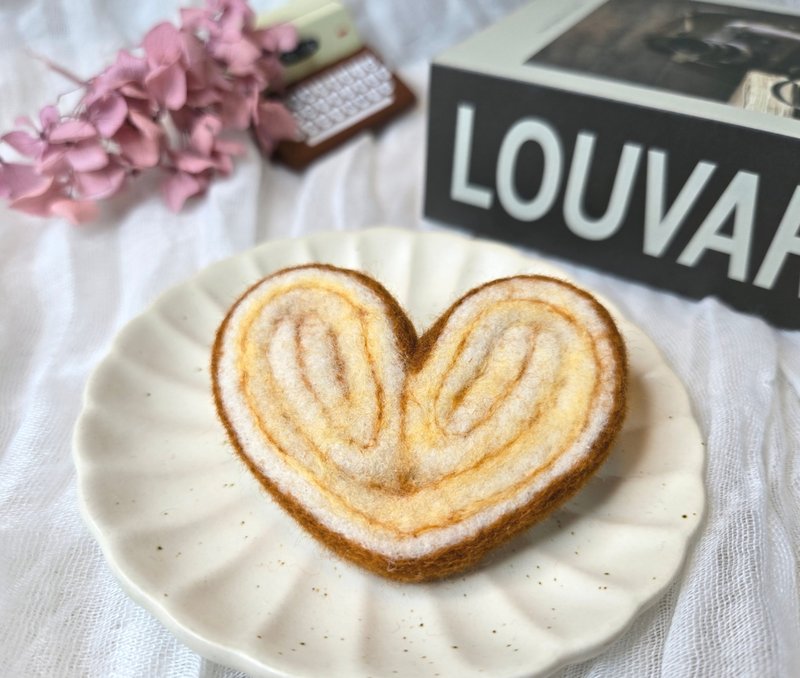 蝴蝶酥饼干羊毛毡胸针 - 胸针 - 羊毛 卡其色