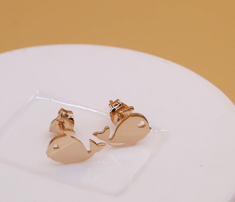 Little Whale Earring - Pink gold plated on brass - 耳环/耳夹 - 其他金属 粉红色