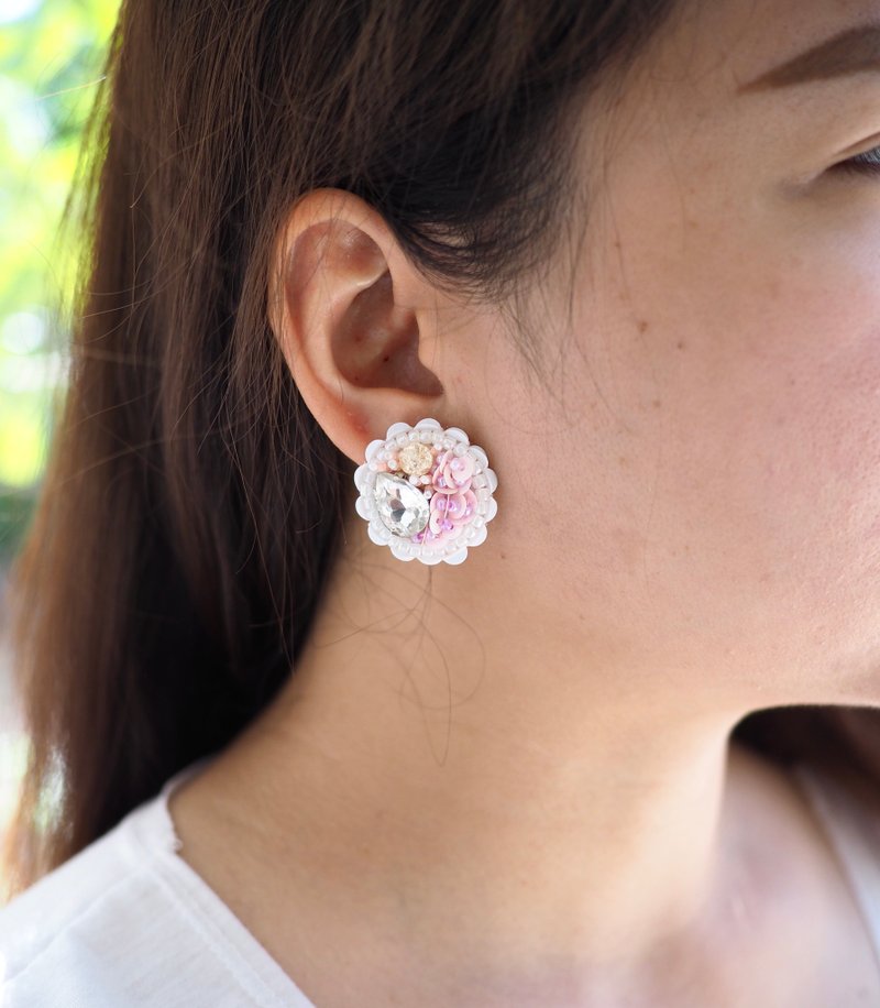 White circle earrings | Stud and Clip-on earrings | Spring / Summer earrings - 耳环/耳夹 - 绣线 白色