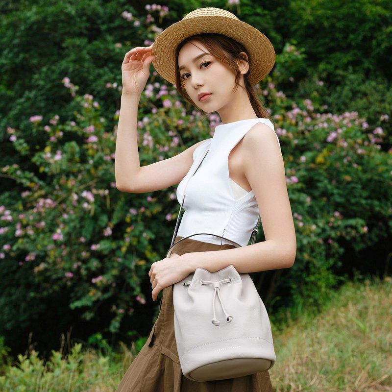 【优惠促销】Willow索绳皮革水桶包 - 浅灰色 - 束口袋双肩包 - 真皮 灰色