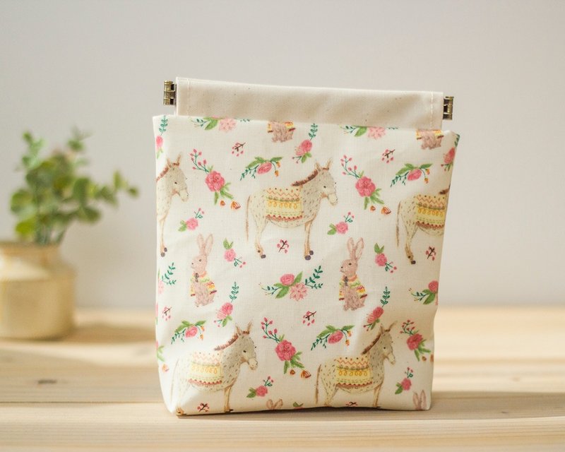 Laminated Charger case, Cosmetic pouch, Ditty bag, Make-up Case, Travel pouch / Donkey and Rabbit - 化妆包/杂物包 - 棉．麻 多色