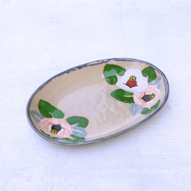 Oval plate of camellia painting, transparent glaze - 盘子/餐盘/盘架 - 陶 多色
