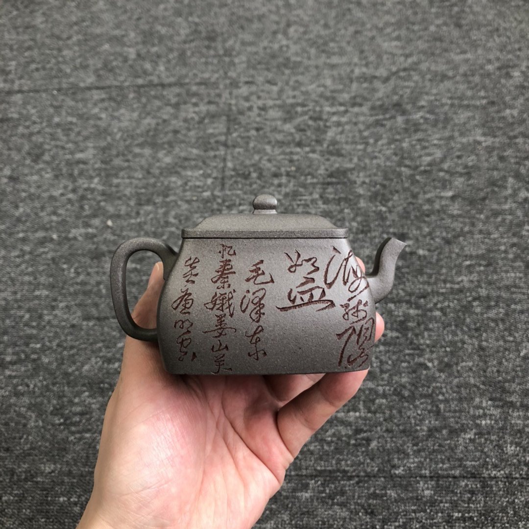 紫砂壶小四方 青灰泥 泥料出彩 形体方正 大平底  刻有毛体  忆秦 - 茶具/茶杯 - 陶 灰色