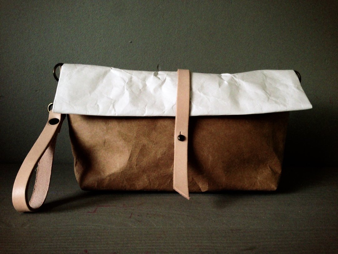 斜背包 Crossbody Roll Bag：Tyvek 与 牛皮纸材质 长背带 - 侧背包/斜挎包 - 纸 白色