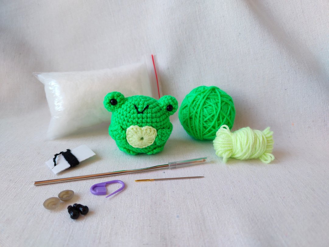 DIY crochet kit beginner, crochet frog, amigurumi frog - 编织/刺绣/羊毛毡/裁缝 - 其他金属 绿色