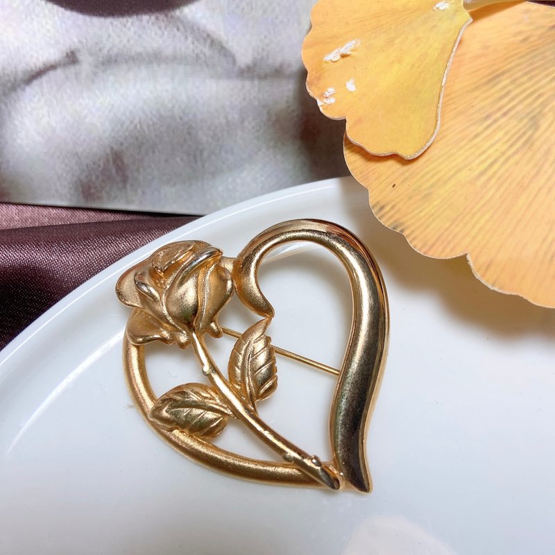 【西洋古董饰品】RDC巴洛克花掐丝雕爱心柔美双花卉 胸章 胸针 - 胸针 - 贵金属 金色