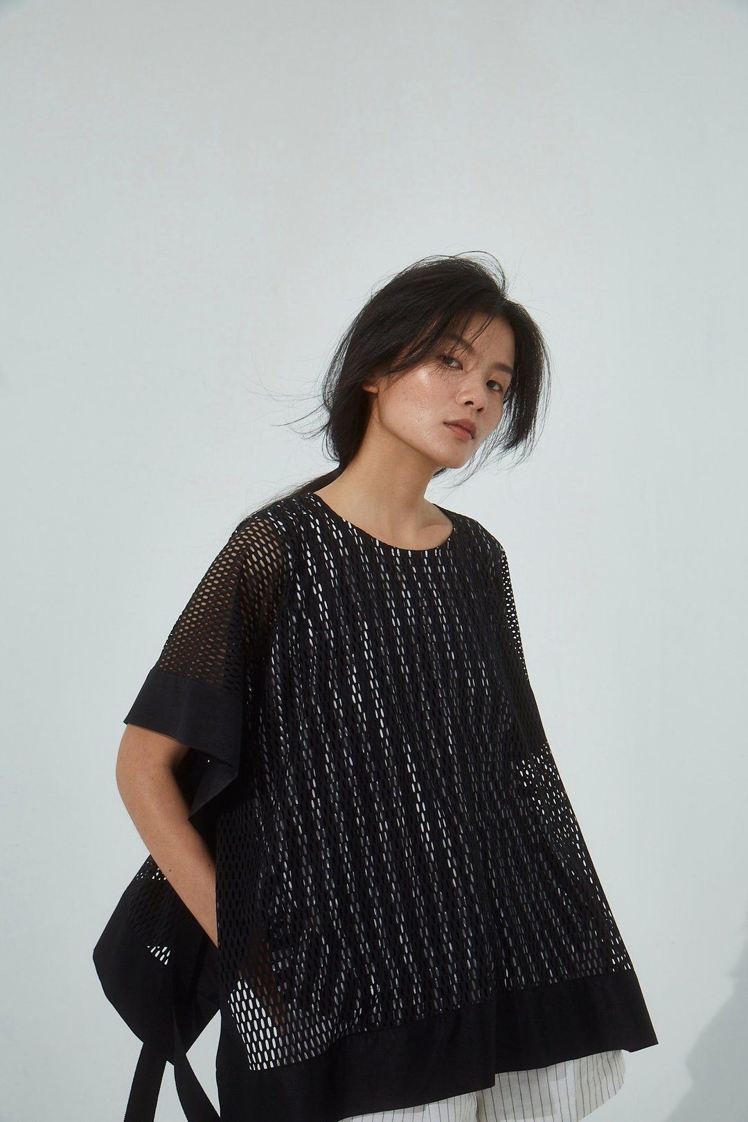 UUIN _ 黑白条外罩黑网洞上衣 - 女装上衣 - 棉 黑色