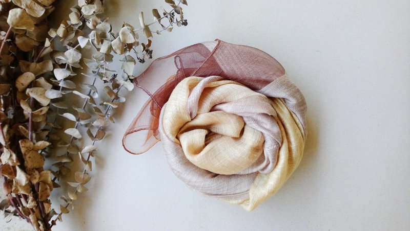 知染生活-天然植物染竹节丝棉围巾/黄褐 - 丝巾 - 丝．绢 