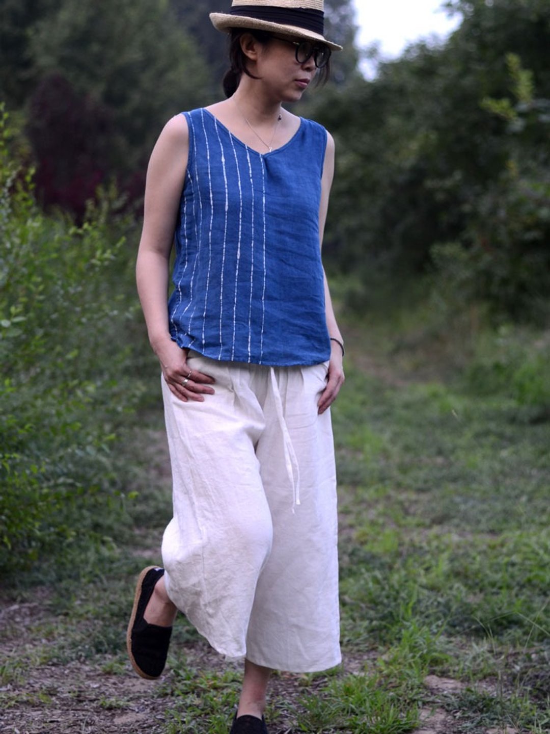 手绘条纹蜡染蓝靛植物染亚麻V领吊带、背心Natural Dye - 女装背心 - 棉 