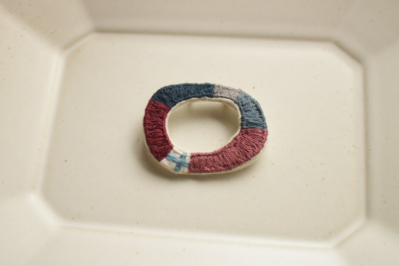 与芬兰无关 环型刺绣别针 - 胸针 - 绣线 多色