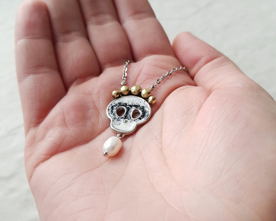 Skull pendant, Black and white skull necklace with natural pearl - 项链 - 珐琅 多色