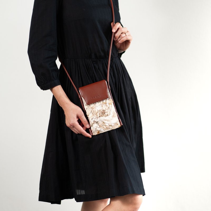 Emair Glacier No. 2 - 真皮刺绣手机包，独一无二 - 其他 - 真皮 咖啡色