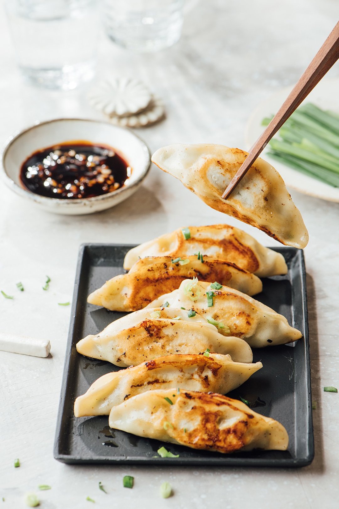 经典韭菜煎饺(一组50颗/共1包) - 熟食小吃 - 其他材质 黄色