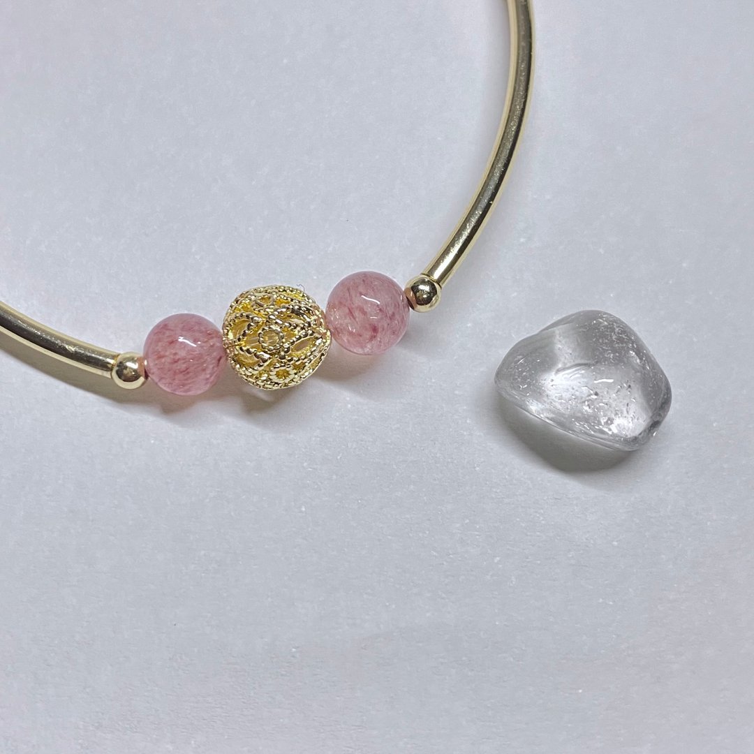 【Pingzhi】草莓晶 浅金弯管 浅金花边球 手链 - 手链/手环 - 水晶 
