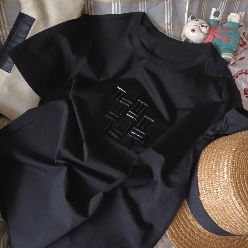 百搭手缝长方黑胶珠几何图案简约直身棉弹高端 smart casual TEE - 女装 T 恤 - 棉．麻 黑色