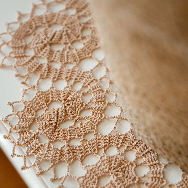 桌旗 | 家飾品 | 桌巾 | 手工鉤針編織桌巾 | 東歐風桌墊 White and beige lace doily for table decor - 餐垫/桌巾 - 棉．麻 