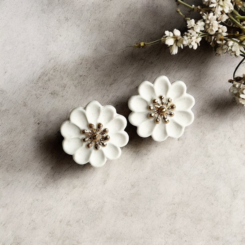 耳环 - 白色小花 - 耳环/耳夹 - 陶 白色