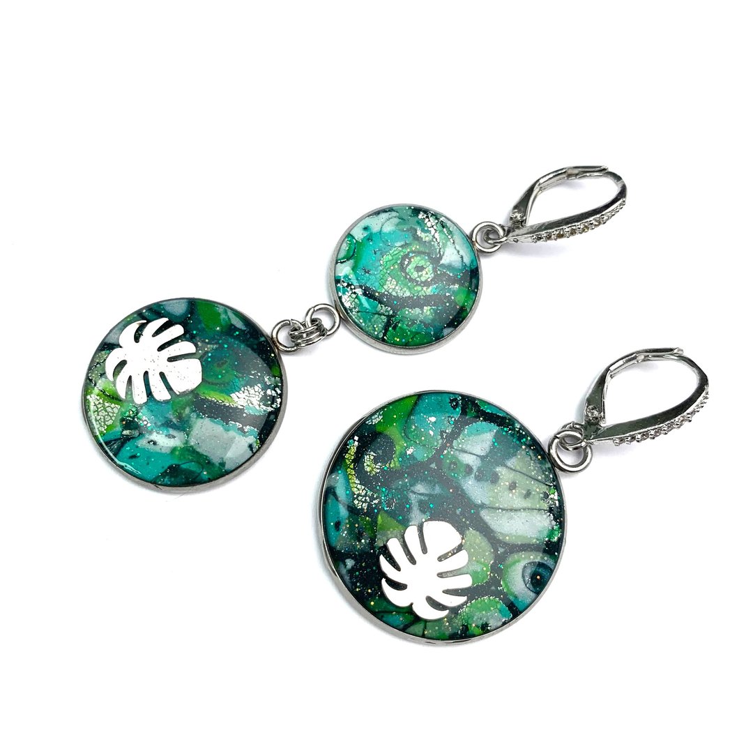 Asymmetrical turtle leaf earrings Mismatched green polymer clay earrings - 耳环/耳夹 - 不锈钢 绿色