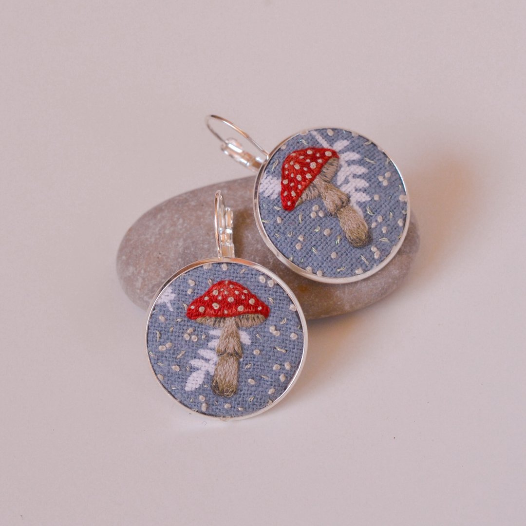 Silver earrings with embroidery handmade jewelry mushroom jewelry 925純銀 銀耳環 - 耳环/耳夹 - 绣线 蓝色