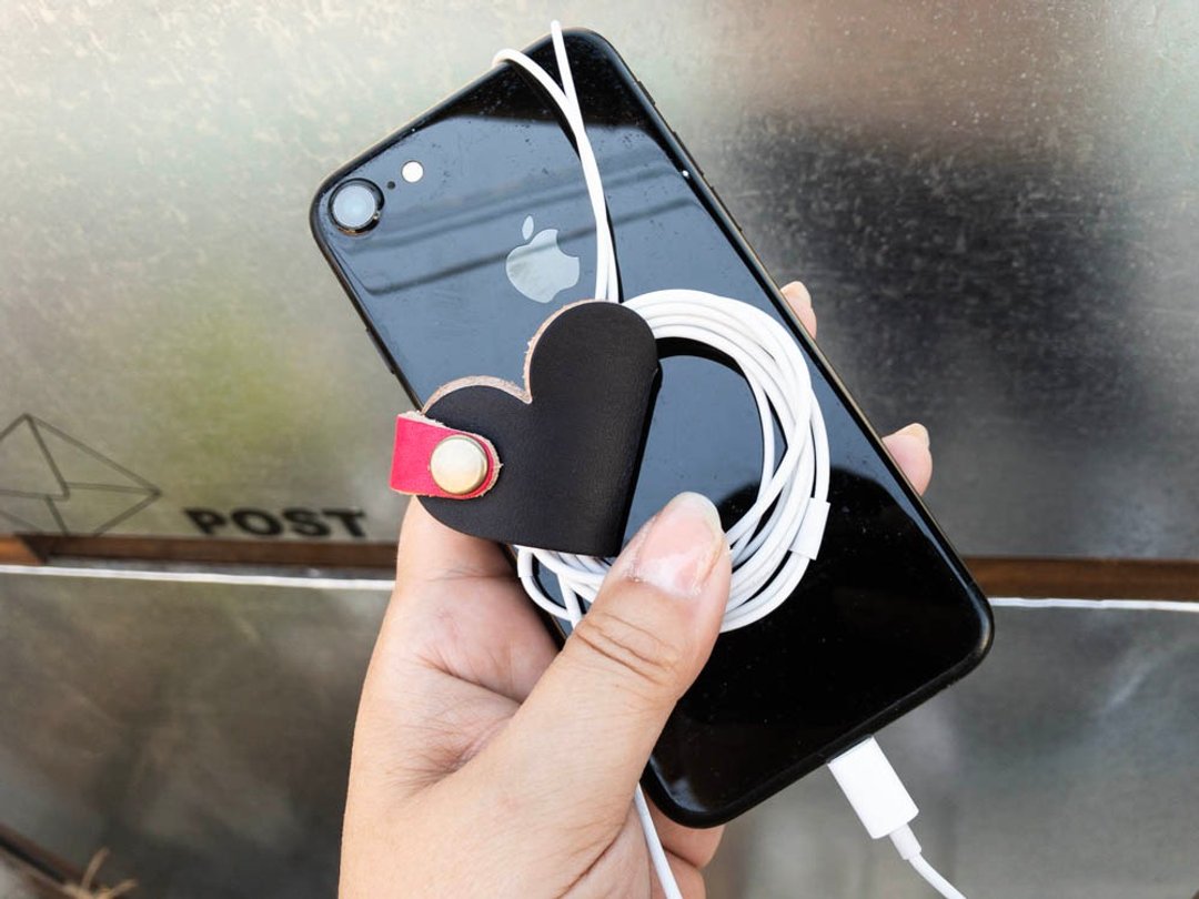 ONES Cool and cool Black x Red Ones Heart Cord Reel USB cable is also OK OHC-KR - 卷线器/电线收纳 - 真皮 黑色