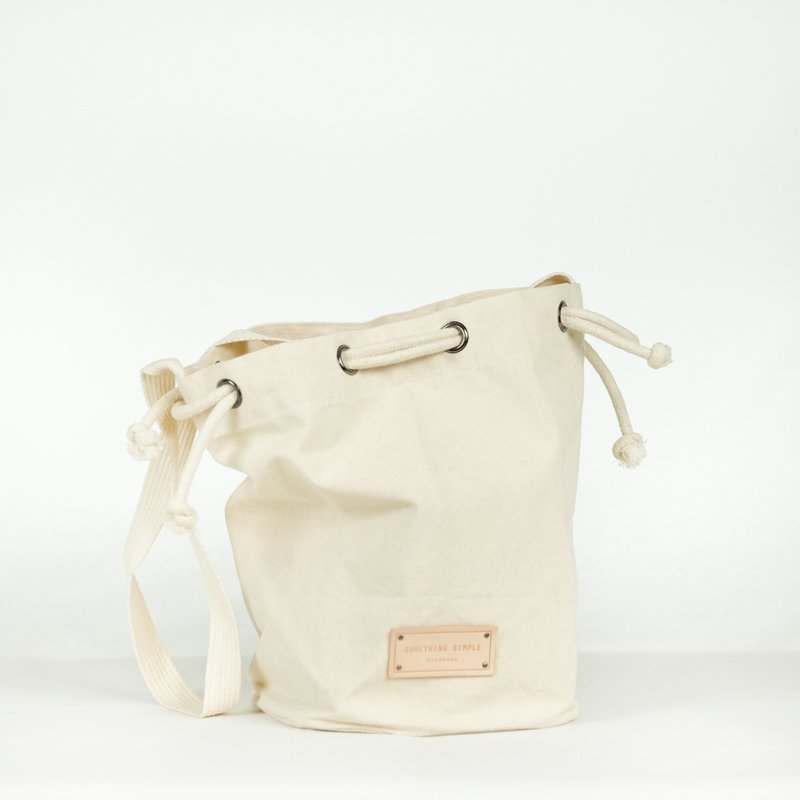 ROUND ME UP - Natural - 束口袋双肩包 - 棉．麻 白色