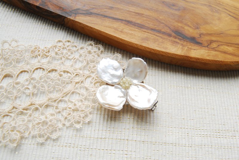 Petal poppy pearl clip & brooch A - 发饰 - 珍珠 白色
