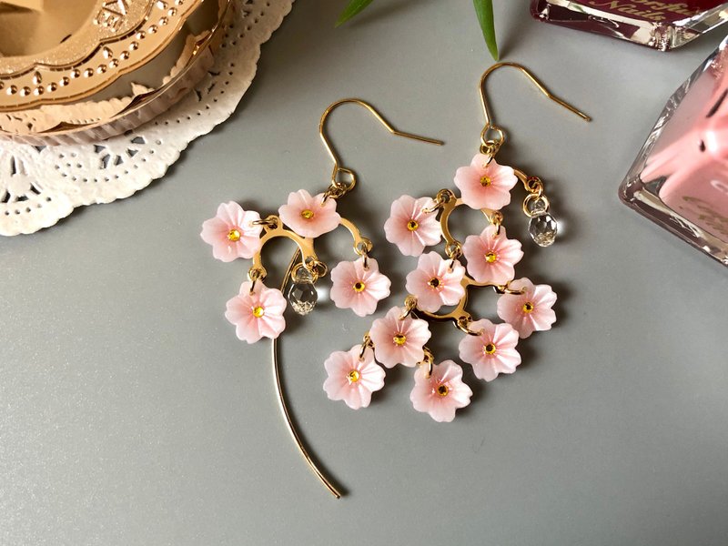 Blooming cherry blossoms (asymmetry) [for metal allergies] Earrings or Clip-On Polymer clay Clay - 耳环/耳夹 - 粘土 粉红色