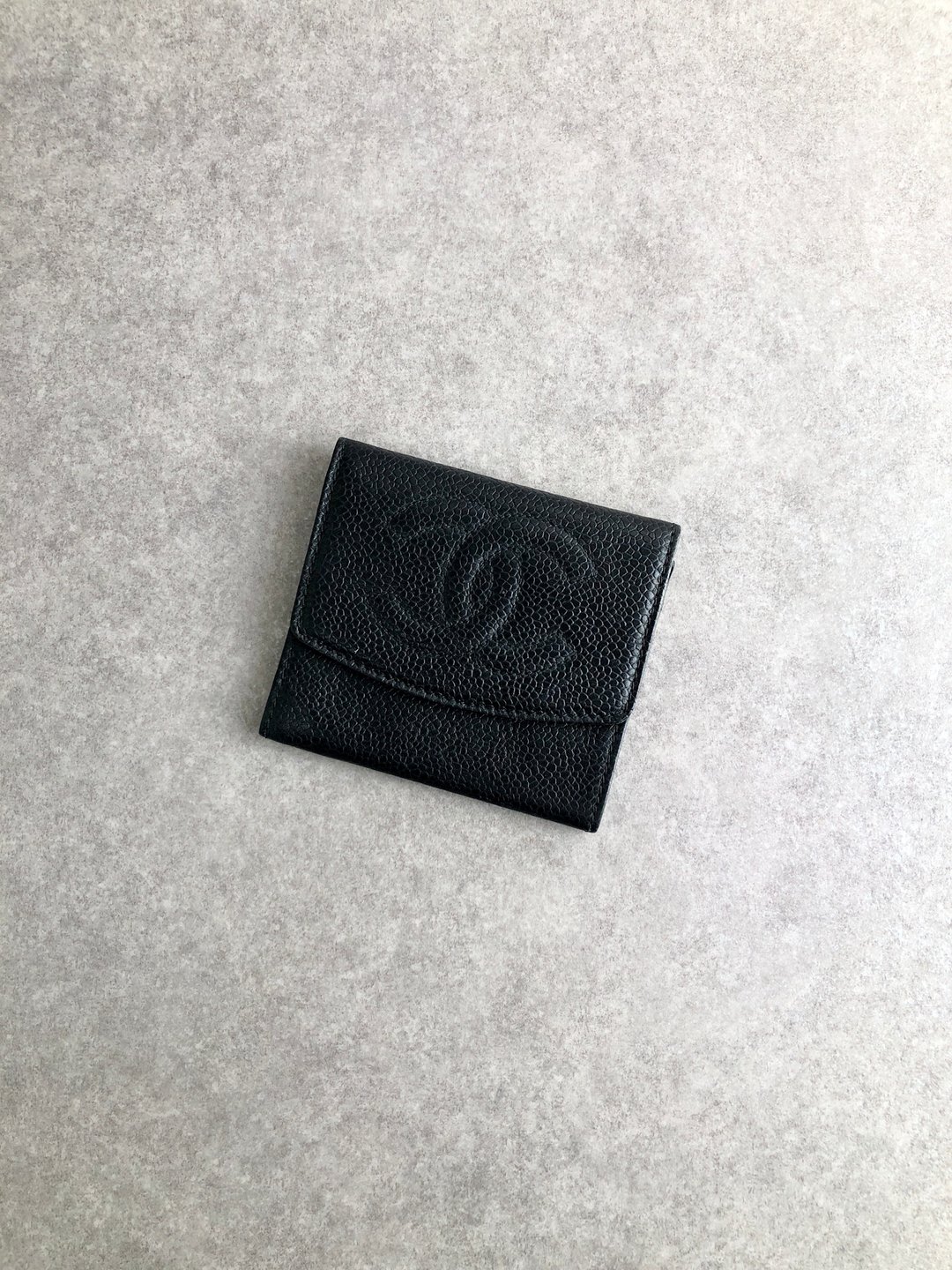 【 日本直送 名牌中古包 】CHANEL 香奈儿 零钱包 黑色 经典双C logo 鱼子酱皮革 双折式 vintage 古董 j3hztw - 零钱包 - 真皮 黑色