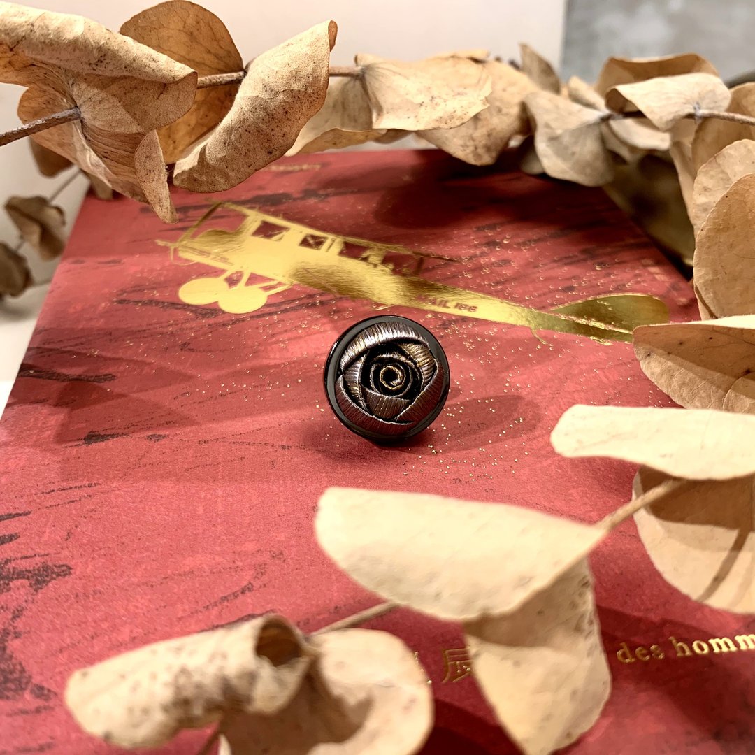 Re-Re蚕丝金工—风沙星辰大玫瑰徽章 - 徽章/别针 - 丝．绢 卡其色