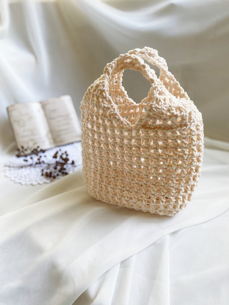 【好日手作】Handmade。手工韩国线材编织米白色方底镂空手提包 - 手提包/手提袋 - 棉．麻 白色