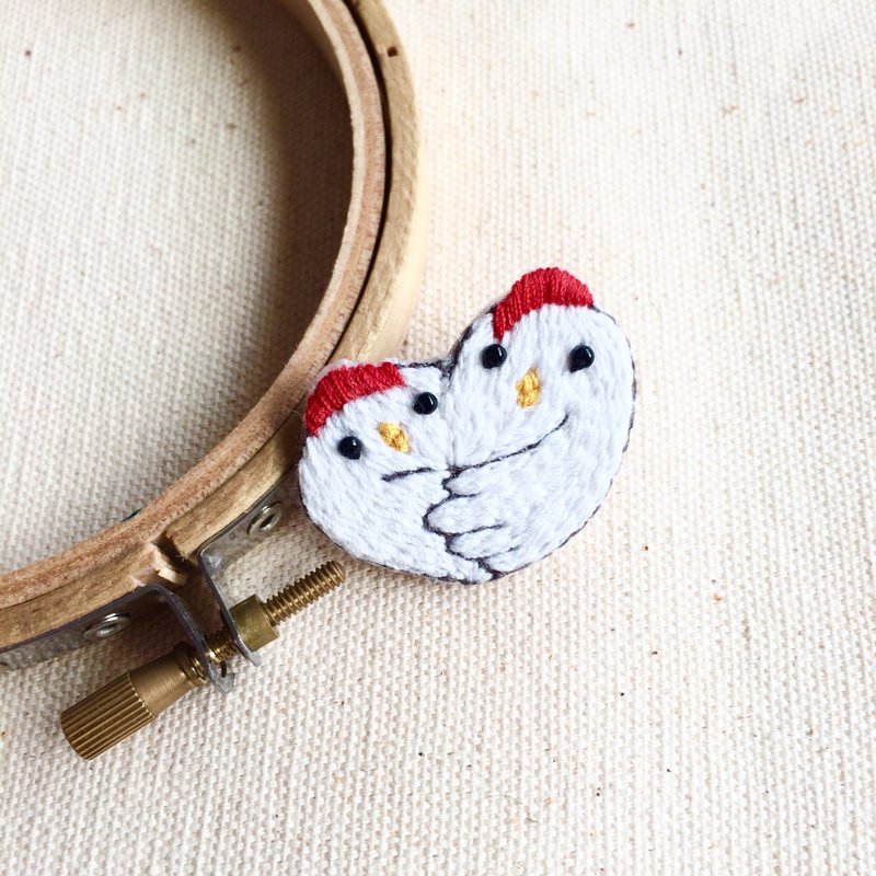 手作刺绣*鸡年也要相亲相爱刺绣别针 - 胸针 - 绣线 白色