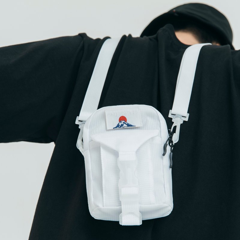 PPACK Waterproof 轻量侧背白色小包/富士山 - 化妆包/杂物包 - 防水材质 白色
