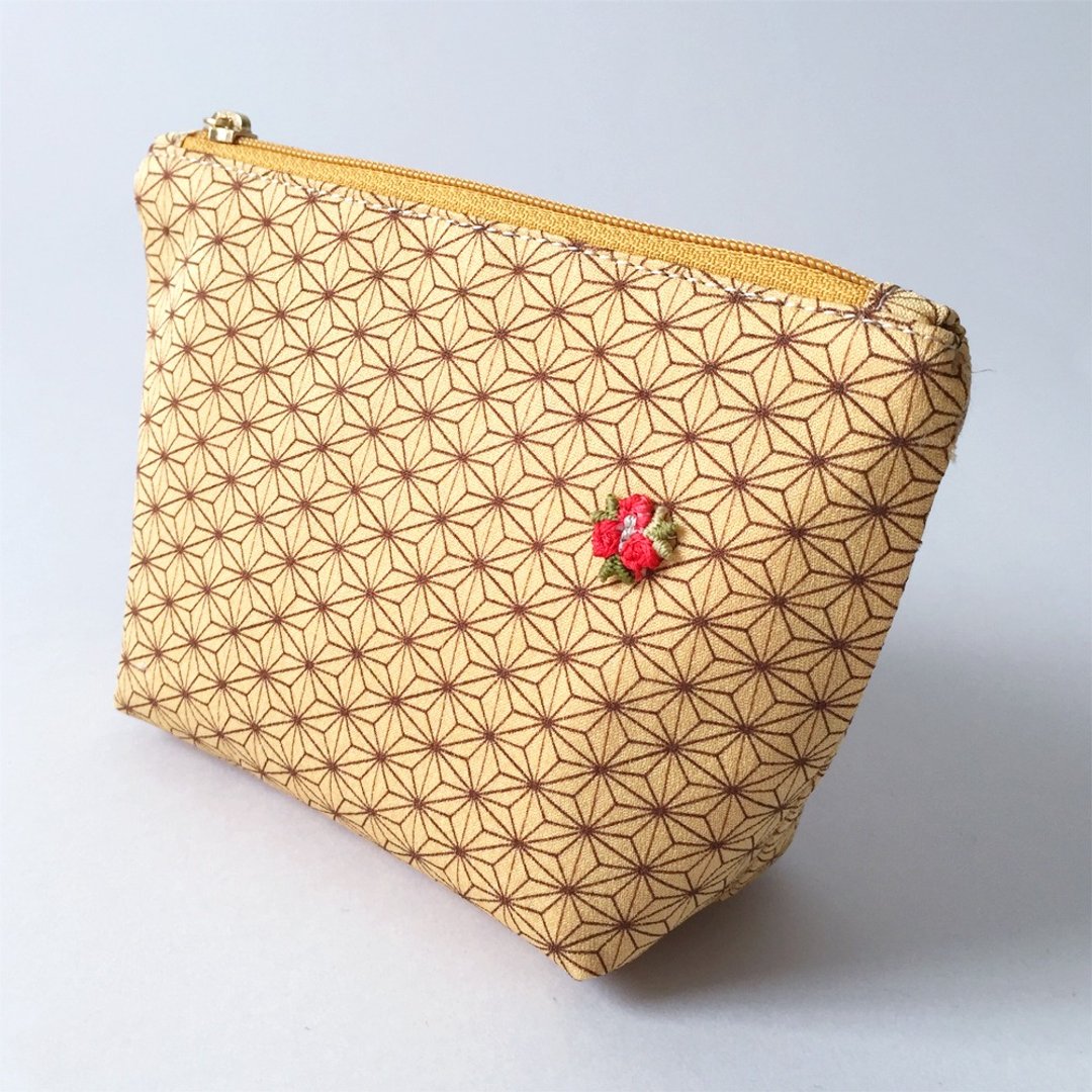 Cosmetic bag with Japanese Traditional Pattern, Kimono - Silk - 化妆包/杂物包 - 丝．绢 黄色