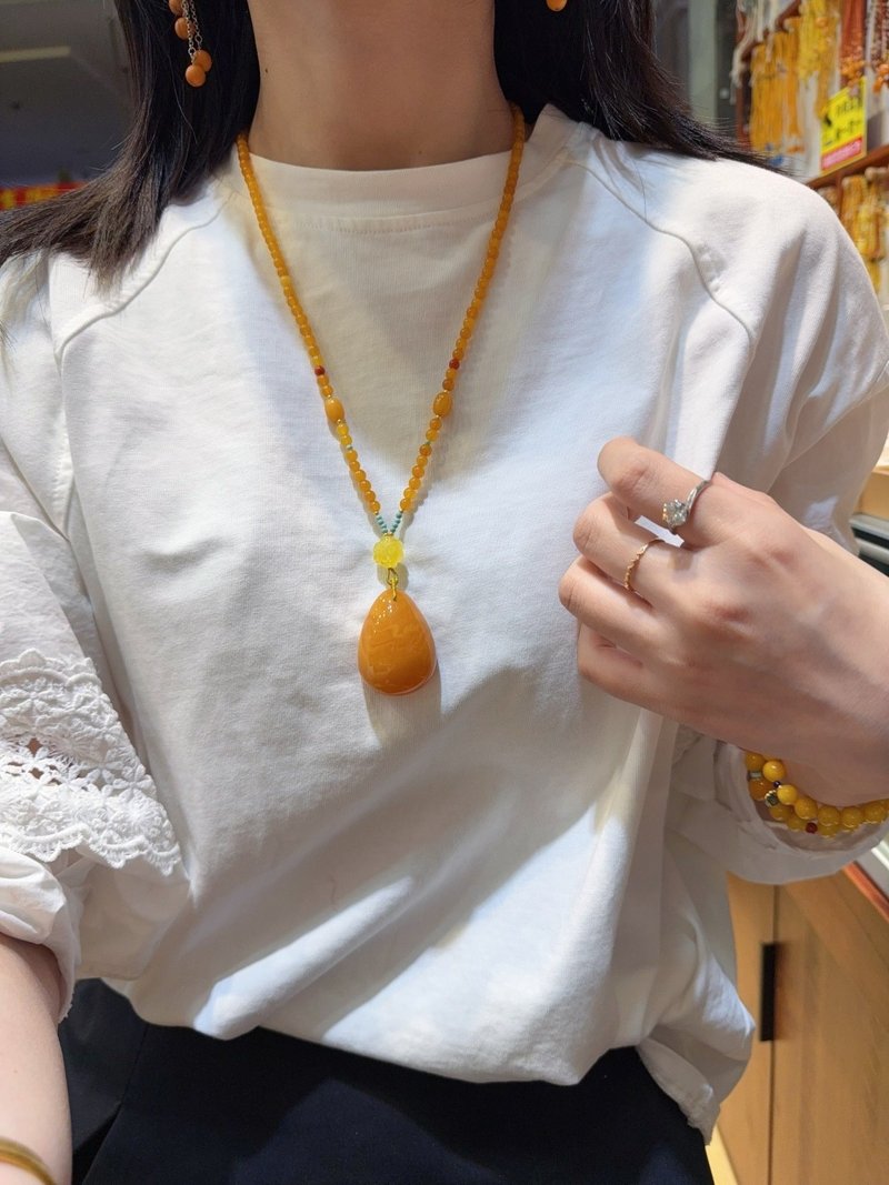 天然俄料蜜蜡水滴吊坠 妖花鸡油黄老蜜蜡 天然流动纹 蜜满蜡实 - 吊饰 - 水晶 