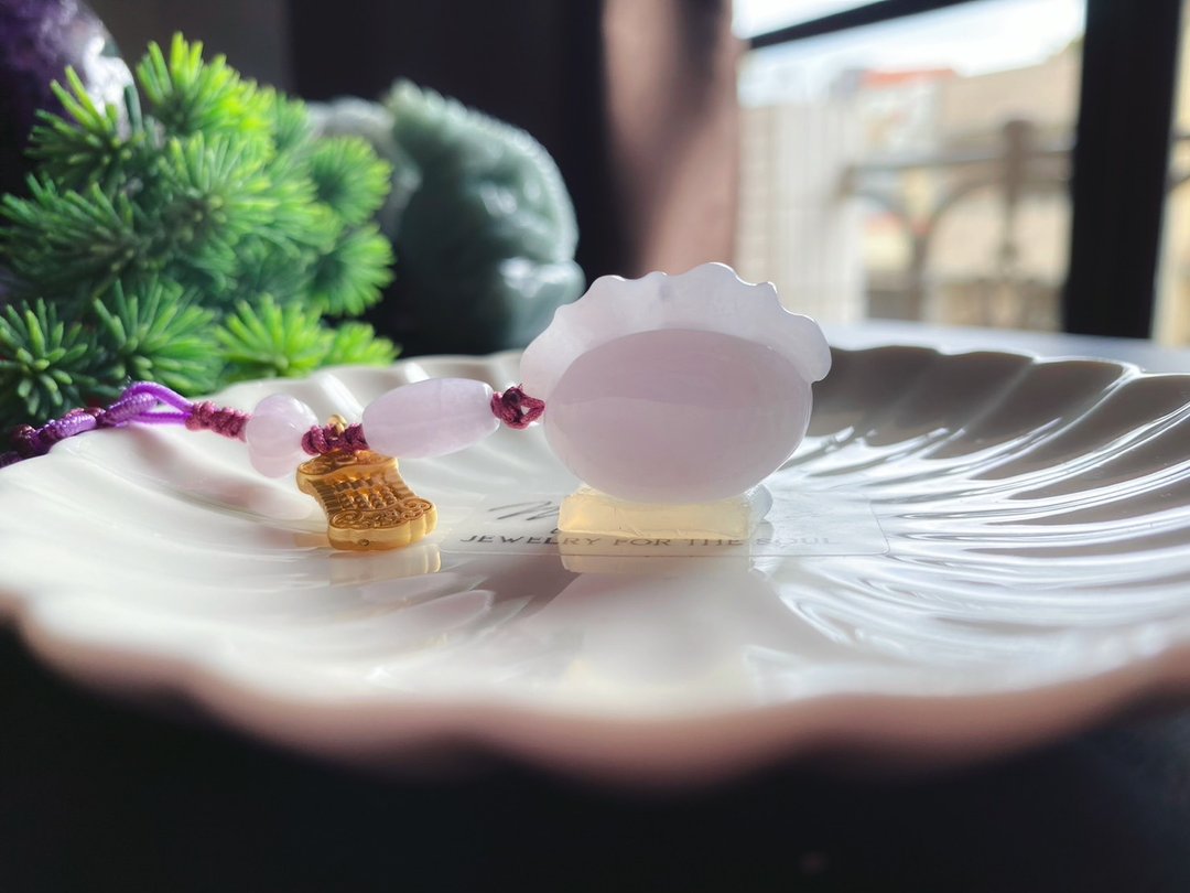 618 天然缅甸玉 淡紫翡翠 手工雕 水饺 喜庆团圆 发大财 包挂 - 吊饰 - 玉石 绿色
