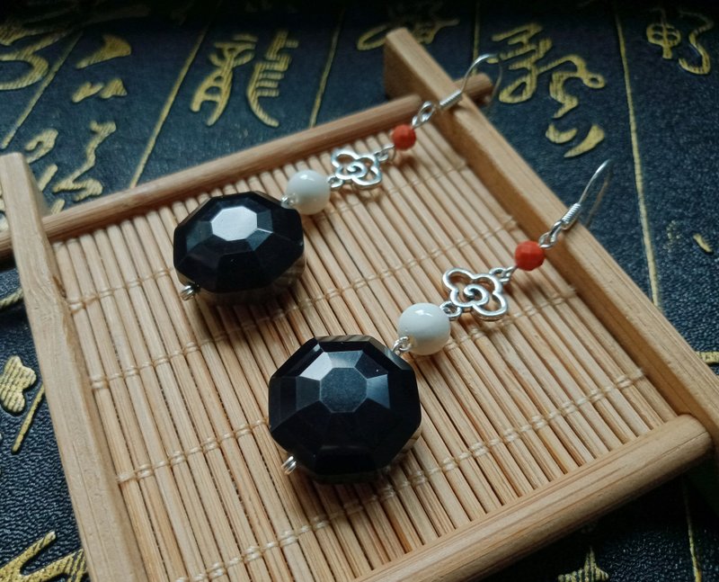 佚名山河。耳环。黑曜石八卦耳环。南红玛瑙、砗磲。金属编织 - 耳环/耳夹 - 宝石 黑色