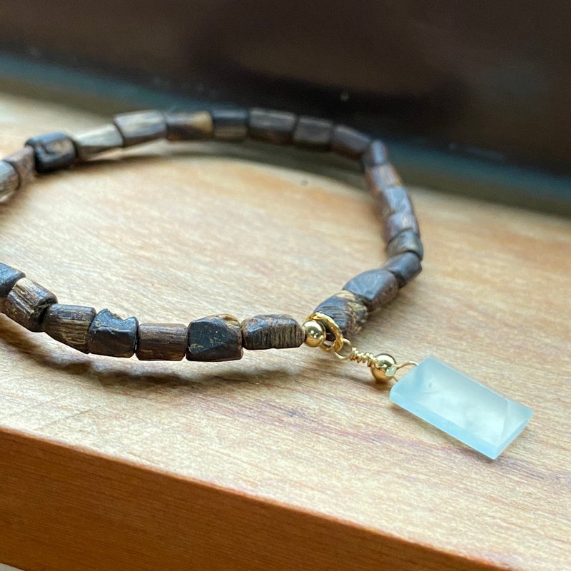 Emerald gift。拈翠-文莱软丝沉水级沉香+翡翠设计手串 - 手链/手环 - 木头 咖啡色