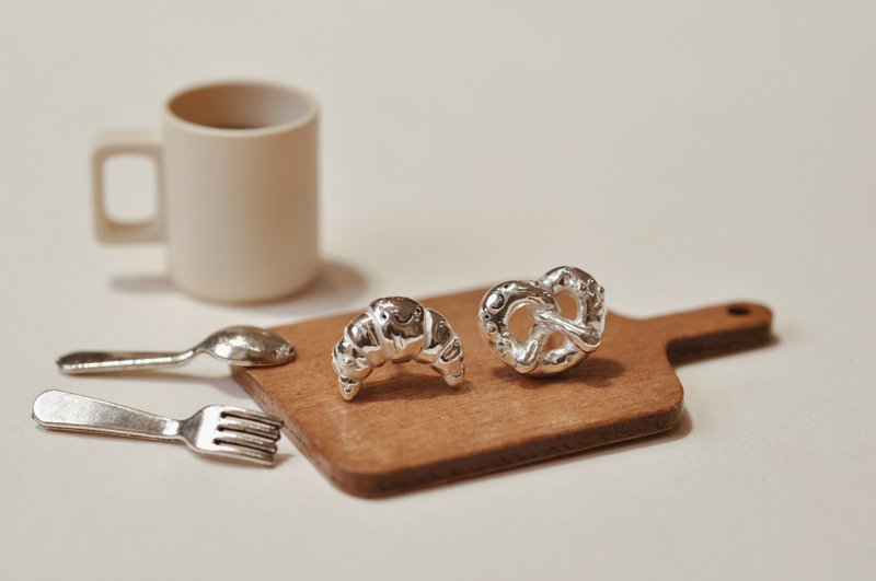 二毛银 x 曼蒂 - 面包店系列 -【纽结面包+可颂面包】耳针 - 耳环/耳夹 - 纯银 银色