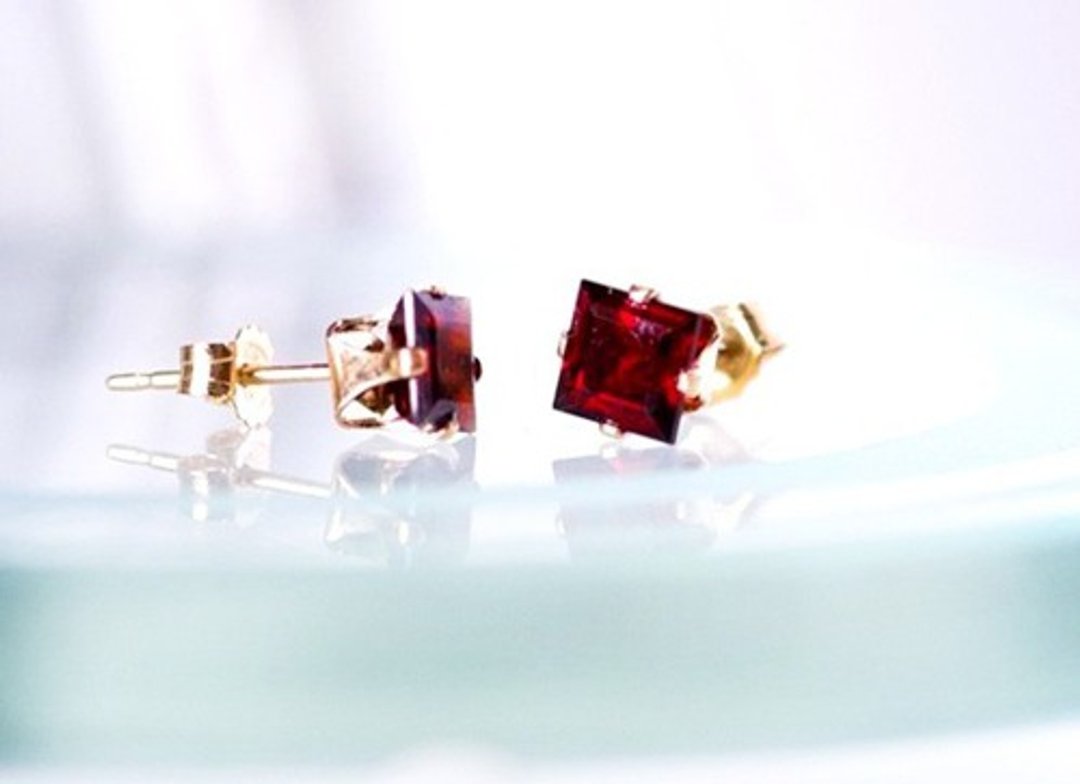 Garnet square stud earrings 14KGF (with pearl catch) - 耳环/耳夹 - 宝石 