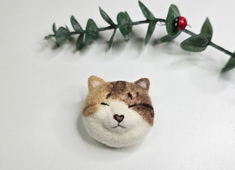 羊毛毡可爱小猫咪别针现货情人节爱心小鼻子棕色虎斑猫特别款 - 徽章/别针 - 羊毛 咖啡色