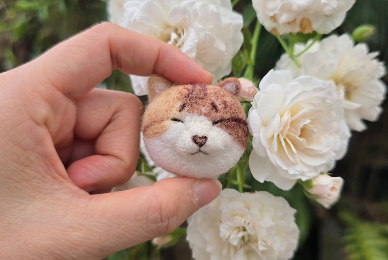 羊毛毡可爱小猫咪别针现货情人节爱心小鼻子棕色虎斑猫特别款 - 徽章/别针 - 羊毛 咖啡色
