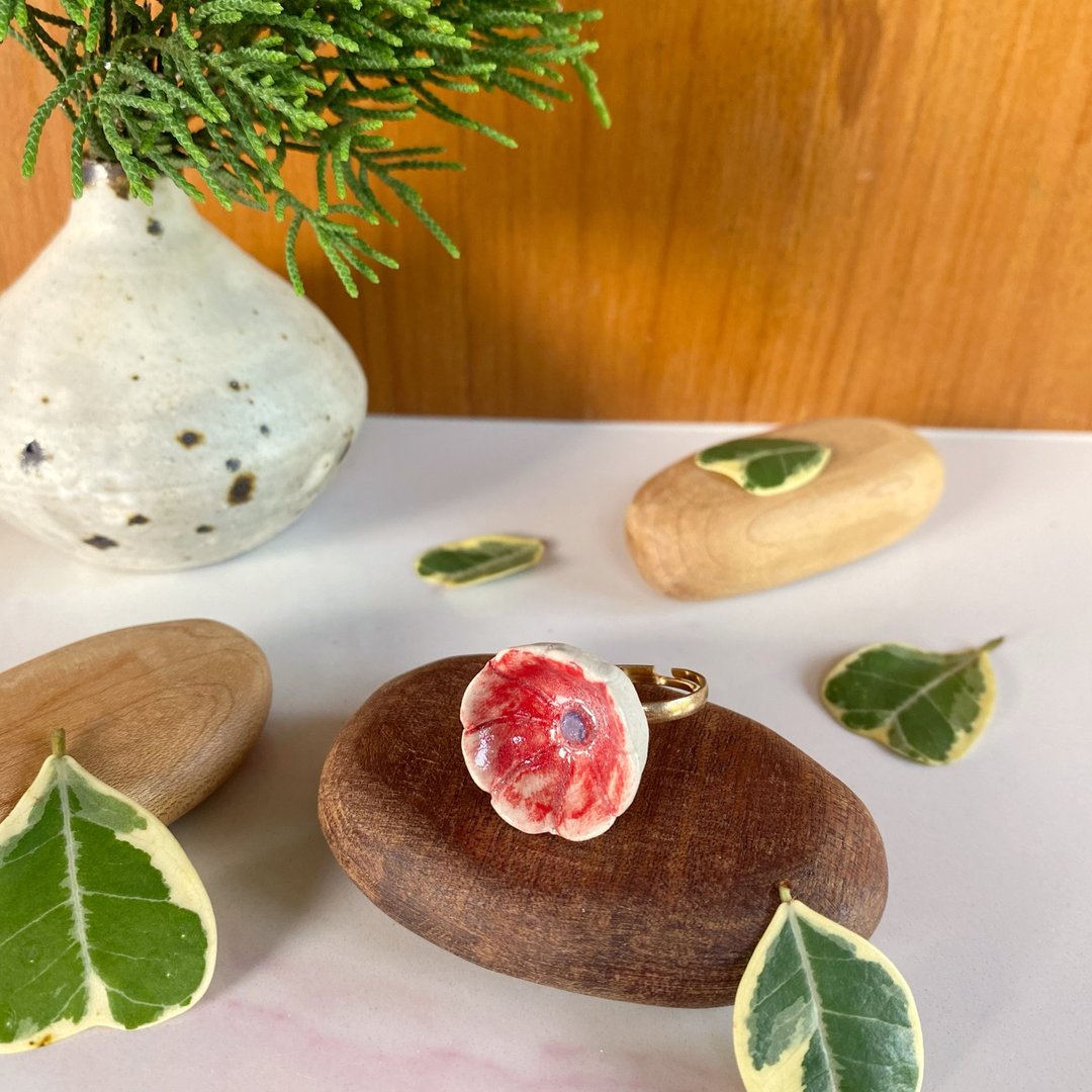 花朵戒指 (编号 17) / ceramic ring / handmade - 戒指 - 陶 白色